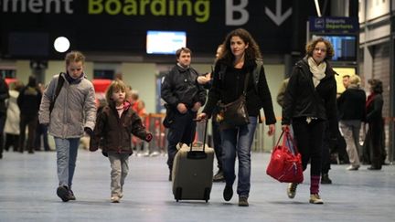 Français rapatriés de Libye arrivant à l'aéroport de Roissy le 23 février 2011 (AFP - THOMAS SAMSON)