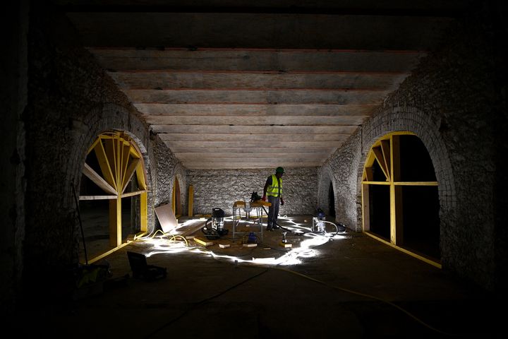 Des ouvriers interviennent dans le sous-sol du Grand-Palais, le 27 juin 2022. (CHRISTOPHE ARCHAMBAULT / AFP)