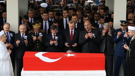 Recep Tayyip Erdogan assiste à une cérémonie funèbre le 17 février 2016 à Ankara pour le gendarme Seckin Cil, 29 ans, tué dans une opération «anti-terroriste» dans le district de Diyarbakir. (VOLKAN FURUNCU / ANADOLU AGENCY)