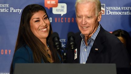 Joe Biden, alors vice-président des Etats-Unis, et la candidate au poste de gouverneure adjointe du Nevada Lucy Flores, à Las Vegas (Nevada), le 1er novembre 2014.&nbsp; (ETHAN MILLER / GETTY IMAGES NORTH AMERICA / AFP)