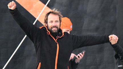 Thomas Coville, skipper, qui a réalisé le tour du monde en solitaire en&nbsp;49 jours, 3 heures et 7 minutes, à son arrivée à Brest le 26 décembre 2016. (DAMIEN MEYER / AFP)