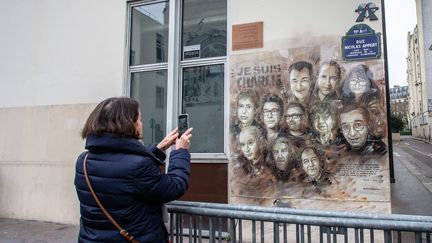 La fresque rassemblant les dessinateurs de Charlie Hebdo tués dans l'attentat du 5 janvier 2015 (AURELIEN MORISSARD / MAXPPP)