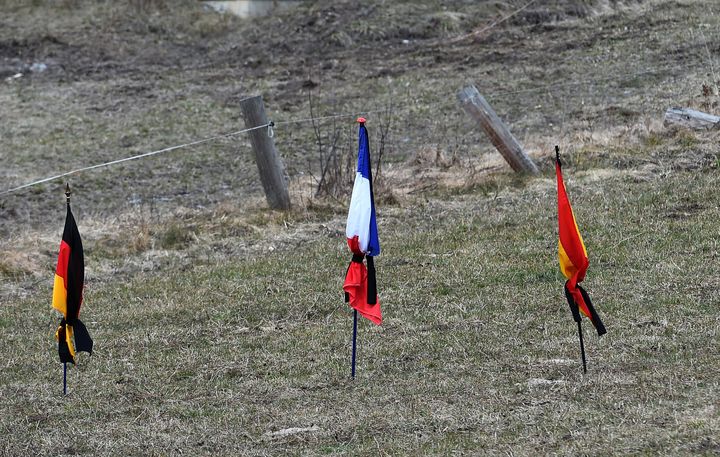 Des drapeaux allemand, fran&ccedil;ais et espagnol en berne, au Vernet (Alpes-de-Haute-Provence), le 25 mars 2015. (ANNE-CHRISTINE POUJOULAT / AFP)