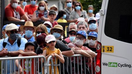 Le public au rendez-vous du Critérium du Dauphiné à&nbsp;Saint-Haon-le-Vieux, le 1er juin 2021. (PHILIPPE VACHER / MAXPPP)