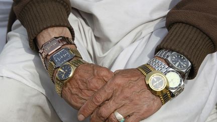 Un vendeur de montres sur un march&eacute; &agrave; Kaboul (Afghanistan), le 29 mars 2012. (ERIK DE CASTRO / REUTERS)