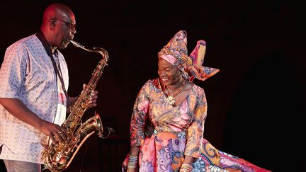 Angélique Kidjo et Manu Dibango
 (Christophe Raynaud de Lage/Festival d&#039;Avignon)