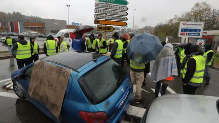 Manifestation des "gilets jaunes", le 17 novembre 2018 à Pont-de-Beauvoisin (Savoie) où Chantal Mazet a trouvé la mort, écrasée par une automobiliste bloquée. (THIERRY GUILLOT / MAXPPP)