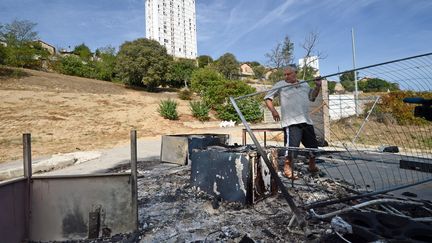 Le camp de Roms br&ucirc;l&eacute; apr&egrave;s l'&eacute;vacuation forc&eacute;e par les habitants, le&nbsp;28 septembre 2012 &agrave; Marseille (Bouches-du-Rh&ocirc;ne). (ANNE-CHRISTINE POUJOULAT / AFP)