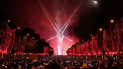 Le spectacle pour le passage à la nouvelle année, le 1er janvier 2019 à l'Arc de Triomphe à Paris. (ZAKARIA ABDELKAFI / AFP)