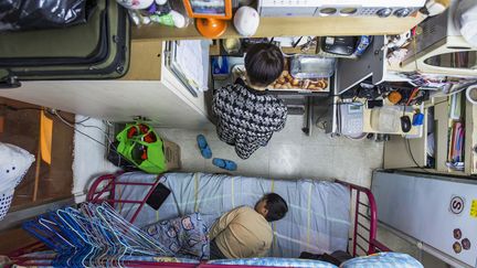 Une femme vit avec son enfant dans un appartement d'un peu plus de 5m2 qu'elle loue 430 euros par mois &agrave; Hong Kong (Chine), le 2 f&eacute;vrier 2015. (TYRONE SIU / REUTERS)