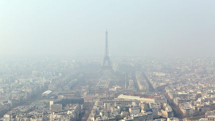 &nbsp; (Vue de Paris, mercredi 18 mars. Au plus fort du pic de pollution, la Tour Eiffel avait quasiment disparu © MaxPPP)