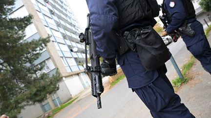 Des CRS dans un quartier de Rennes (Ille-et-Vilaine), le 1er novembre 2024, lors de la visite du ministre de l'Intérieur, Bruno Retailleau. (DAMIEN MEYER / AFP)