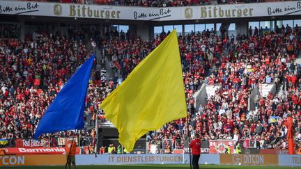 Deux drapeaux aux couleurs de l'Ukraine lors du match de Bundesliga entre Leverkusen et Cologne, le 13 mars 2022. (ANKE WAELISCHMILLER/SVEN SIMON / SVEN SIMON)