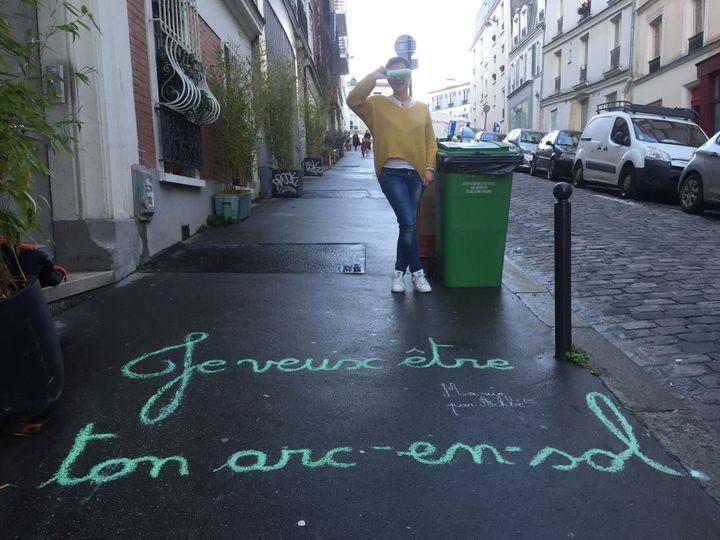 Claudie alias Achbé dans sa rue montmartroise, fin janvier 2018.
 (Laure Narlian / Culturebox)