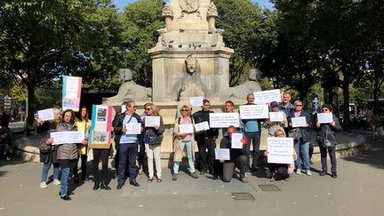 Parents et proches s'étaient réunis place du Châtelet, dans le 1er arrondissement de Paris. (MATTHIEU MONDOLONI / FRANCEINFO)