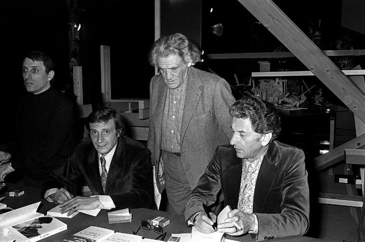 Georges Walter, à droite, avec Raymond Moretti, Louis Nucera et Joseph Kessel, lors d'une séance de dédicaces aux Halles de Baltard à Paris
 (STF / AFP)