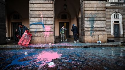 Des militants écologistes du groupe "Dernière génération (Ultima Generazione)" barbouillent de peinture la façade du théâtre de La Scala lors d'une action de groupe à Milan le 7 décembre 2022, visant à sensibiliser au changement climatique le jour du gala d'ouverture de la saison. (PIERO CRUCIATTI / AFP)