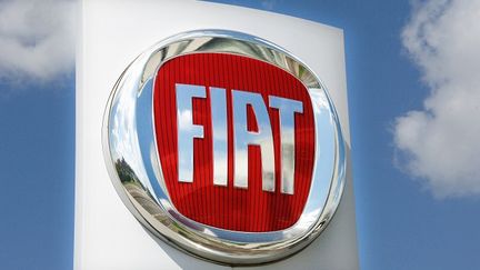  (Logo FIAT devant une concession © Maxppp)