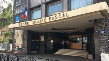 La façade du lycée Blaise Pascal à Clermont-Ferrand le 2 juillet 2019 (CLAUDIE HAMON / FRANCE BLEU PAYS D’AUVERGNE / RADIO FRANCE)