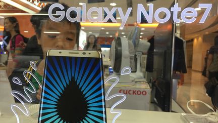 Un Samsung Galaxy Note 7 dans un rayon d'un magasin à Hong Kong, le 10 septembre 2016. (EYEPRESS NEWS / AFP)