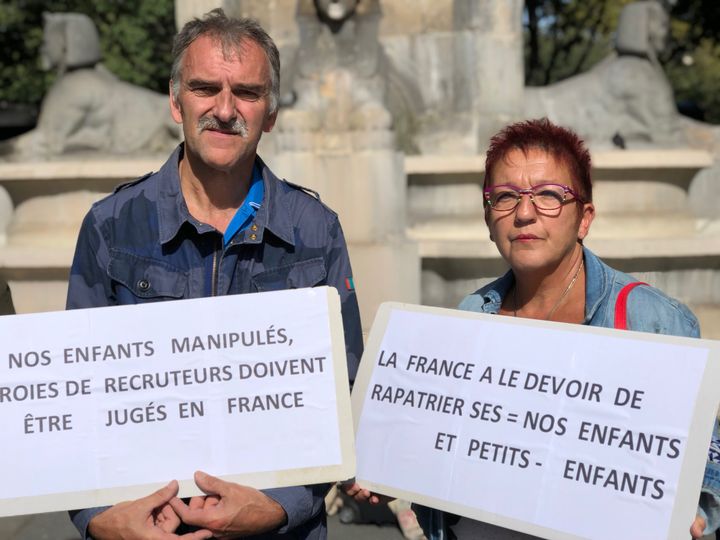 Lydie et Patrice, dont la fille est toujours en Syrie dans une poche aux mains de Daech. (MATTHIEU MONDOLONI / FRANCEINFO)