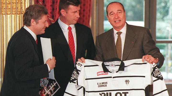 Jacques Chirac pose avec le maillot du CA Brive Corr&egrave;ze apr&egrave;s la victoire en Coupe d'Europe de rugby, en 1998. (GERARD FOUET / AFP)