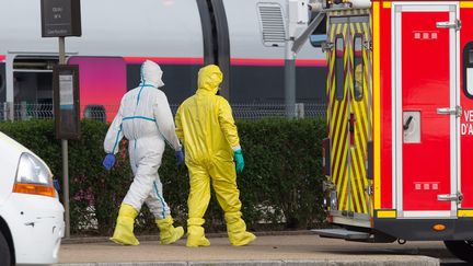 Un&nbsp;TGV médicalisé en provenance de Paris&nbsp;transfère sept patients Covid-19&nbsp;vers le centre hospitalier de Quimper, en avril 2020. (QUEMENER YVES-MARIE / MAXPPP)