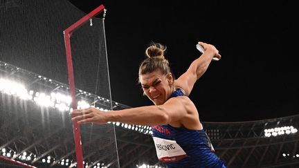 Mais Madame Perkovic, il ne vous a rien fait ce pauvre disque ! Pas de geste brusque... pas de geste brusque ! (BEN STANSALL / AFP)