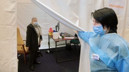 Dans un centre de vaccination à la Maison des sports de Clermont-Ferrand le 26 janvier. (RICHARD BRUNEL / MAXPPP)