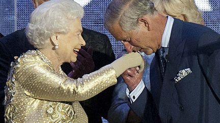 Le prince Charles s'est distingu&eacute; par un &eacute;mouvant discours rendant hommage &agrave; sa m&egrave;re avant de s'incliner devant elle en lui baisant la main. (REUTERS)