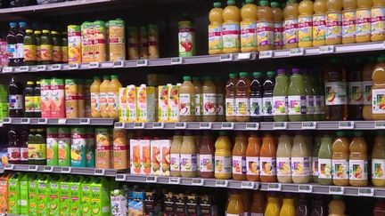 Ces derniers mois, la production mondiale de jus d’orange est en peine. Les orangers ne produisent plus suffisamment et les prix grimpent. (France 2)