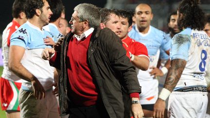 Le p&egrave;re d'Imanol Harinordoquy en pleine bagarre lors d'un match Biarritz-Bayonne le 29 novembre 2011.&nbsp; (JEAN-DANIEL CHOPIN / MAXPPP)