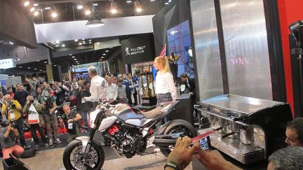 Parmi les attractions de ce Mondial de la moto 2018, le concept Neo Cafe Racer chez Honda. (SERGE MARTIN FRANCE INFO)