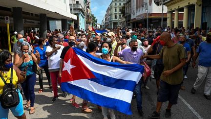 Cuba : des milliers de manifestants dans la rue, le régime accuse Washington de les soutenir