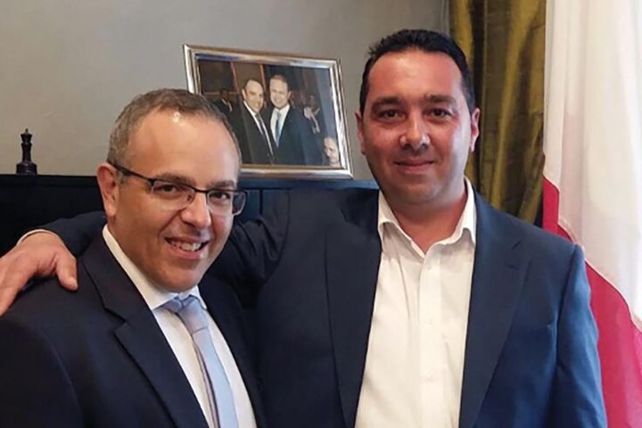 L’intermédiaire Melvin Theuma (à droite) avec le directeur de cabinet du Premier ministre Keith Schembri lors d’une rencontre en avril 2017. (DR)