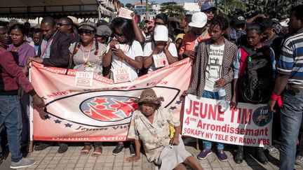 Des sittings sont organisés sur la place du 13-Mai, symbole de la lutte contre l’oppression. 29 personnes y avaient perdu la vie en 1973, lors d'une précédente crise politique. A six mois des élections générales, les adversaires du président Hery Rajaonarimampianina reprochent à la nouvelle loi électorale d'avoir été conçue pour bâillonner l'opposition et empêcher ses principaux leaders de se présenter. (AFP PHOTO / RIJASOLO  )