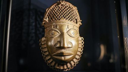 Un des vingt bronzes de l'ancien Royaume du Bénin que l'Allemagne a annoncé en décembre 2022 restituer au Nigéria (où se situait le Royaume du Bénin). (OLIVER BERG / DPA)