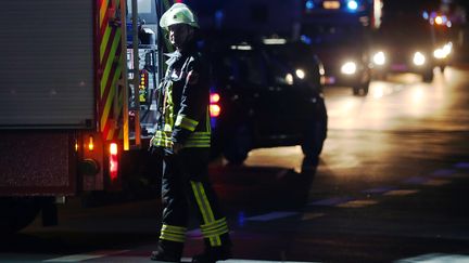 Un pompier à Wurtzbourg (Bavière, Allemagne), après une attaque à la hache dans un train lors de laquelle trois personnes ont été grièvement blessées, le 18 juillet 2016. (KARL-JOSEF HILDENBRAND / DPA / AFP)