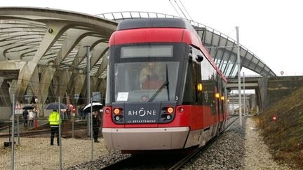 Le tramway Rhônexpress qui reliera bientôt la gare lyonnaise de la Part-Dieu à l'aéroport Saint-Expéry (26-03-10) (AFP / Jean Liou)