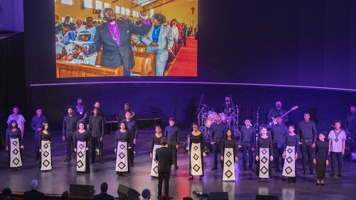 Une chorale entonne l'hymne national sud-africain lors d'une cérémonie en mémoire de Desmond Tutu, le 29 décembre 2021 au Cap (Afrique du Sud). (RODGER BOSCH / AFP)