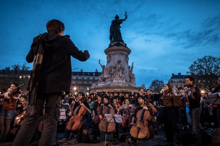 Des musiciens amateurs interprètent la "Symphonie du Nouveau monde", d'Anton Dvorak, place de la République, à Paris, le 20 avril 2016. (PHILIPPE LOPEZ / AFP)