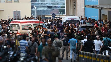 Des ambulances sont entourées de personnes à l'entrée d'un hôpital à Beyrouth après les explosions de bipers, le 17 septembre 2024. Photo d'illustration. (ANWAR AMRO / AFP)