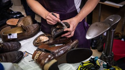 Des chaussures à réparer chez un cordonnier. Photo d'illustration. (ALEXIS SCIARD / MAXPPP)