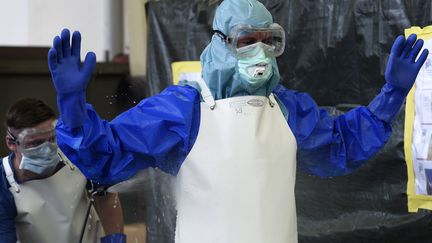 Des volontaires allemands se pr&eacute;parent &agrave; aller dans les pays africains touch&eacute;s par Ebola, &agrave; Appen (Allemagne), le 23 octobre 2014. (FABIAN BIMMER / REUTERS)