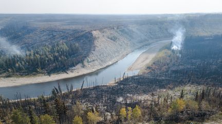 Des restes carbonisés sur le bord de la route à Enterprise, en Territoires du Nord-Ouest, Canada, le 20 août 2023. (ANDREJ IVANOV / AFP)