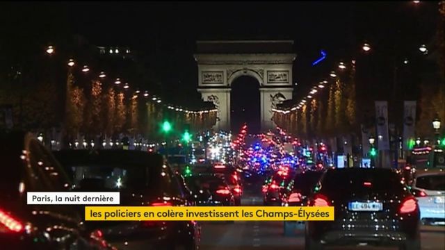 Des policiers manifestent sur les Champs Elysées