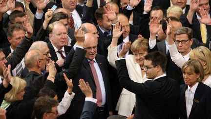 La chanceli&egrave;re allemande et les d&eacute;put&eacute;s votent sur le pacte budg&eacute;taire europ&eacute;en et le MES au Bundestag, &agrave; Berlin, le 29 juin 2012. (ADAM BERRY / AFP)