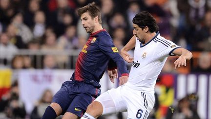 Gérard Piqué (FC Barcelone) et Sami Khedira (Real Madrid) à la lutte (PIERRE-PHILIPPE MARCOU / AFP)