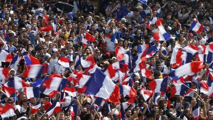 Des supporters rassemblés au Champ de mars, le 15 juillet 2018, pour suivre la finale de la Coupe du monde entre la France et la Croatie. (CHARLY TRIBALLEAU / AFP)