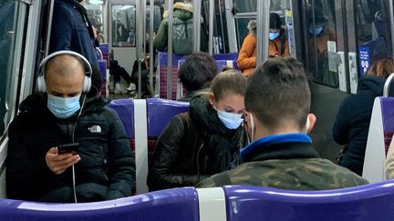 Des voyageurs de la ligne 13 du métro parisien, le 4 novembre 2020. (MARTIN BUREAU / AFP)